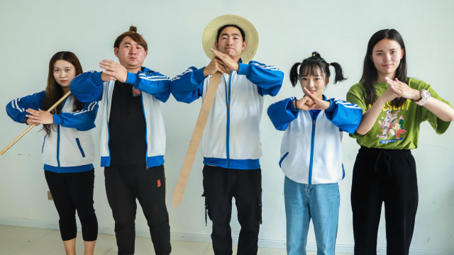 表演课考试,学生模仿武侠人物,整个过程太逗了