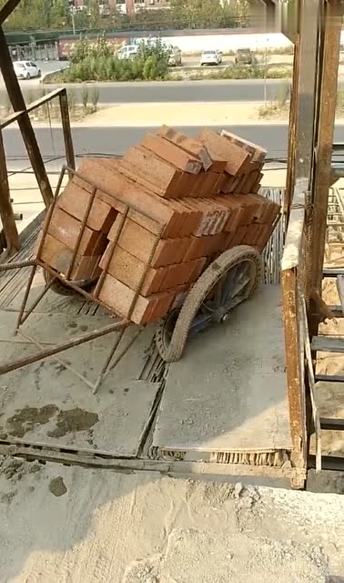 拉砖的车不能"超载",不然就是这个下场!