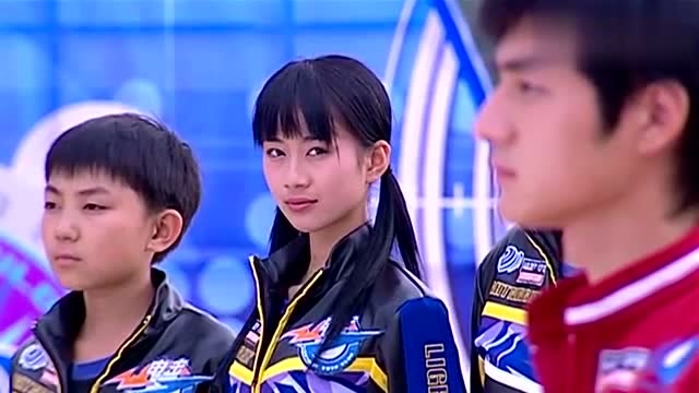 火力少年王:主持人介绍评委的时候,米莉看李非的眼神很复杂