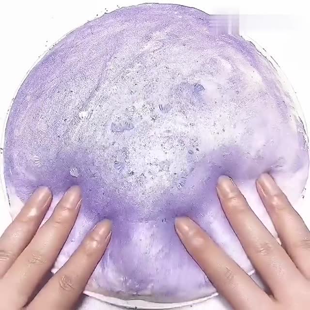 表面有一层珠光粉的充气冰山泥,这个手感太棒了,捏起来超过瘾!
