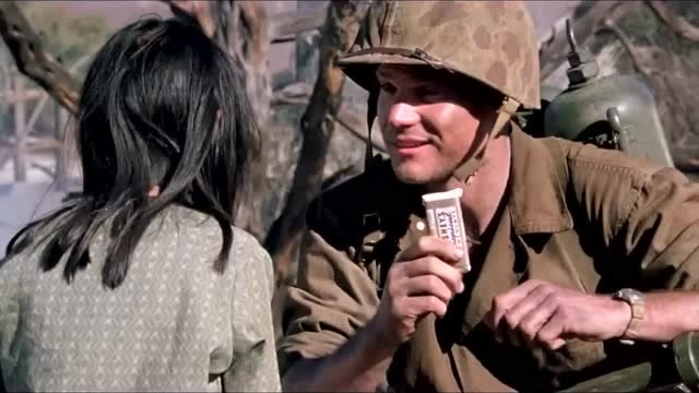 请小女孩吃东西不是你的错,问题是你怎么也能这样中枪的呢