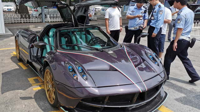 落地4000万的帕加尼睚眦,去车管所上牌,难倒了现场工作人员