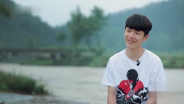 变形计张云龙都多大了看见父母来了之后的行为这么的幼稚的