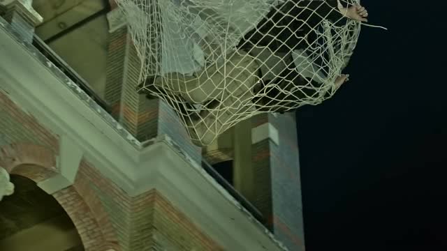 众人去追捕杀手,美女在背后放冷枪,没想到她才是最狠的!