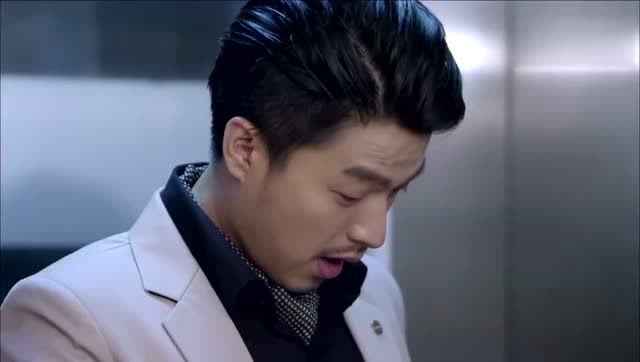 《千金归来》李威电梯里面抢了李沁的炒面,李沁好气哦