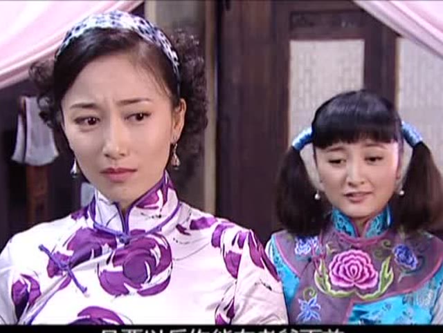 大宅院的女人,丫头张文君在一旁拼死阻拦.