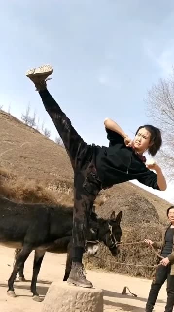农村功夫女孩,拳脚功夫打得干净利落,不愧是练家子的民间高手!