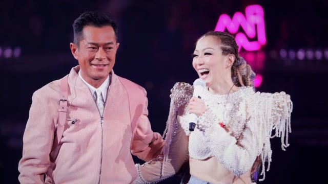郑秀文演唱会邀请好友古天乐 一黑一白亲密同台合唱