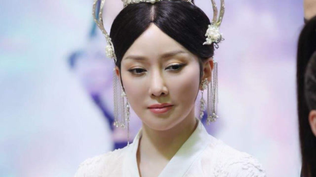 萨顶顶卖萌太好看,看到照片后,网友表示眼睛太奇怪