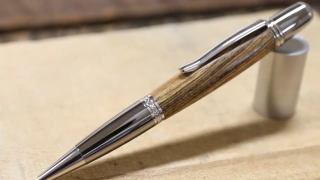 男子手工制作一支圆珠笔,这做工可以说是价值不菲,有钱都买不到