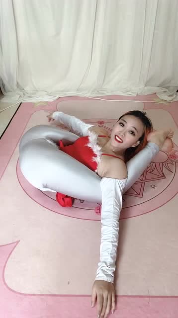 柔术美女表演绝活,这身体真是柔软!