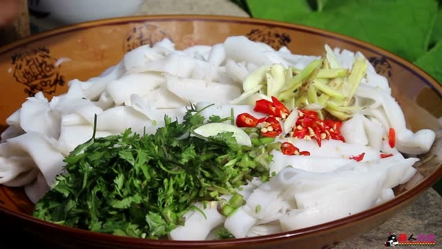 小伙买来2个米干,用秘制酱料做凉拌,你们叫米干还是卷粉?