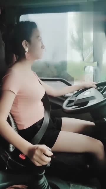 货车女司机短裤都穿上了,车里的温度一定很高吧,真不容易