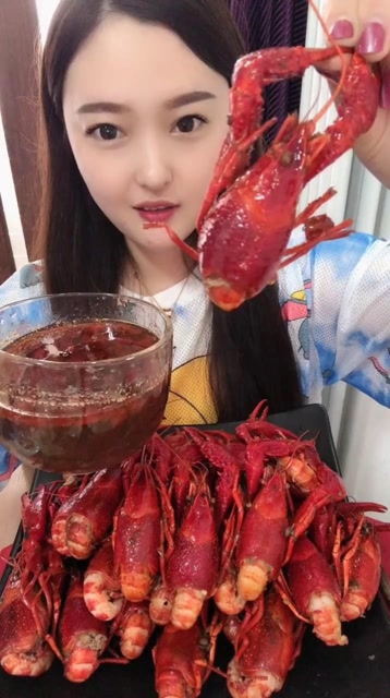 东北妹子吃小龙虾,第一次见连头都吃的!