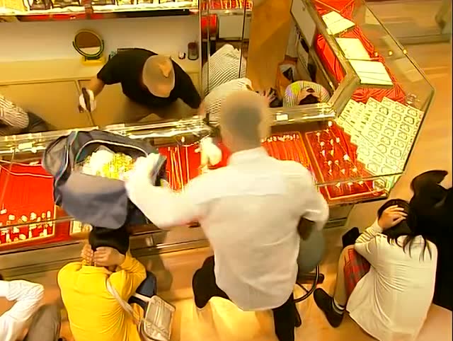 插翅难逃 :男子持枪抢劫金店,场面震撼,吓人