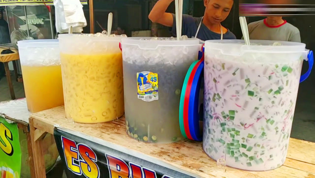 印度街头特色大杯奶茶,桶比人大,足够50人喝了