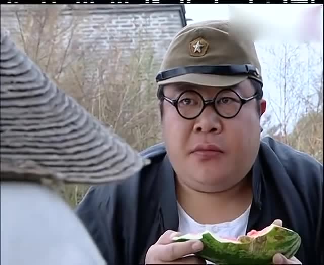 胖翻译掰开西瓜就吃:明摆着想赖账!看到卖西瓜的人怕了