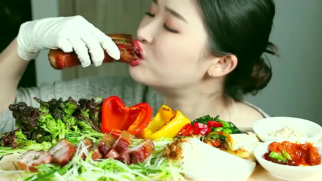 韩国美女大口吃五花肉,一口咬下去满嘴流油,看着真香!