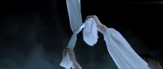 雷电交杂美女穿着白衣上吊自杀有点恐怖啊