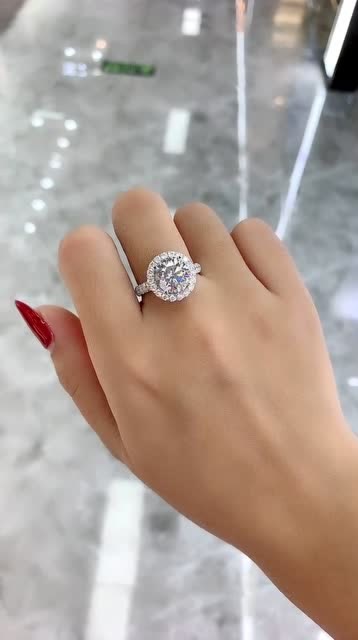 钻石戒指,戒指上的钻石好大呀,戴在手上看起来特别有气场