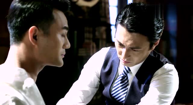 明楼真下狠手,阿诚肩部中弹疼得要命,大哥还故意打他伤口