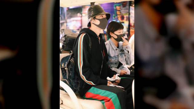 肖战王一博泰国机场照出炉,看两人的私服穿搭,明显肖战更胜一筹