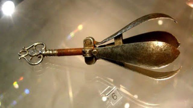 古代刑具"痛苦之梨"到底是什么?外形看似精巧,实则惨无人道!