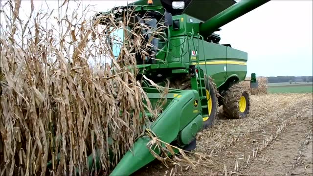 农民有福了,新约翰迪尔s690i-大型玉米收割机,太快了