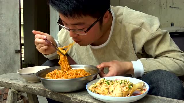 大sao挑战"辣味"美食,超辣火鸡面配辣油鸡腿,大sao:那都不是事