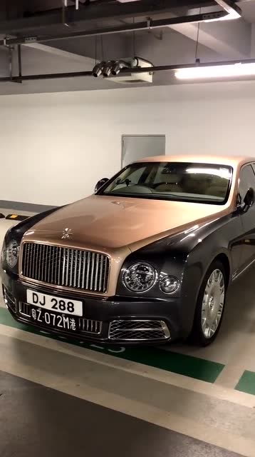 地库偶遇一辆宾利慕尚,双拼色大气!