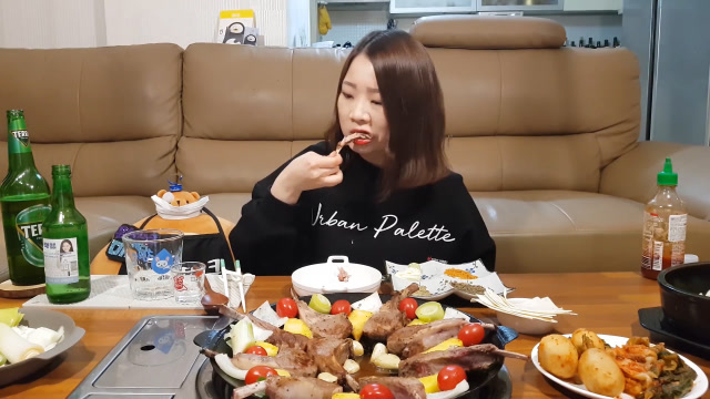 一锅烤羊排,小姐姐大口吃肉大口喝酒,这吃相真是个女汉子