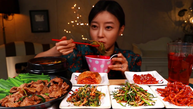 韩国美女吃播准备了一桌芥菜盛宴外加烤肉和泡菜吃美了