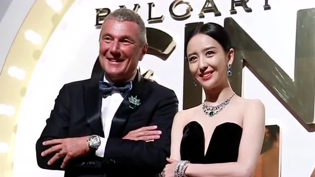 佟丽娅参加活动,现场与老外亲密合影,不知道陈思诚看到是什么反应!