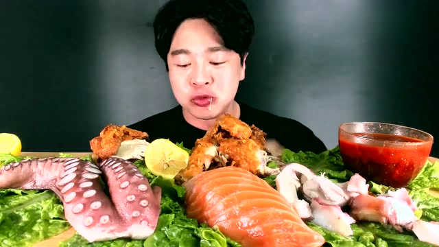 国外吃播大胃王,帅哥吃播超大章鱼三文鱼寿司,发出咀嚼音,太馋人了