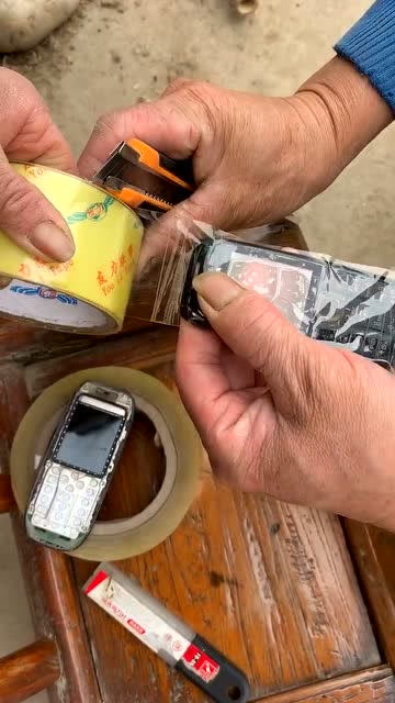 老式手机贴膜挺实用的让你笑到肚子疼的搞笑视频