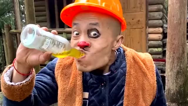 工作完的光头强喝上了心爱的饮料,这真是美好的一天呢!