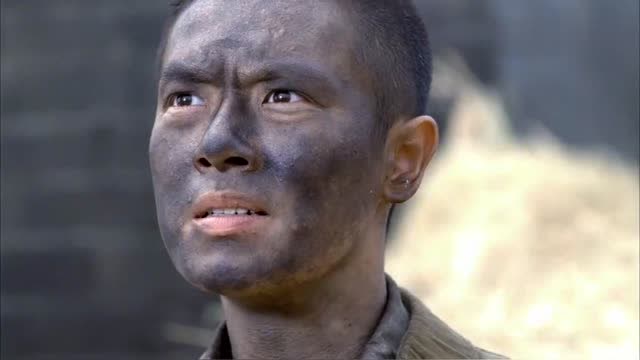 连长被炸的一脸黑躺地上,女护士没看见,一脚踩到反应贼逗