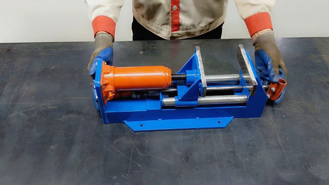 液压千斤顶还在闲置?小伙用来改造成液压台钳,夹持牢固很实用!