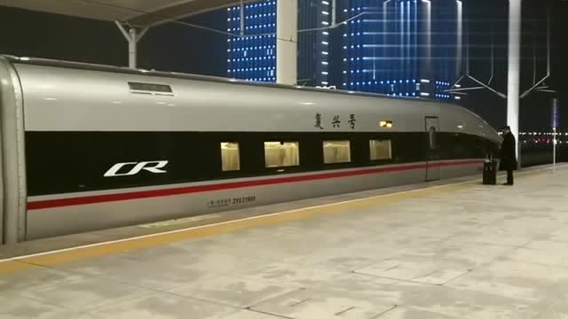 高铁实拍:g16次17节长编组复兴号,济南西出站