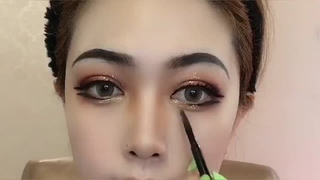 ins夜店蹦迪妆,御姐必撸妆容,闪亮精致又高冷,真是绝了!