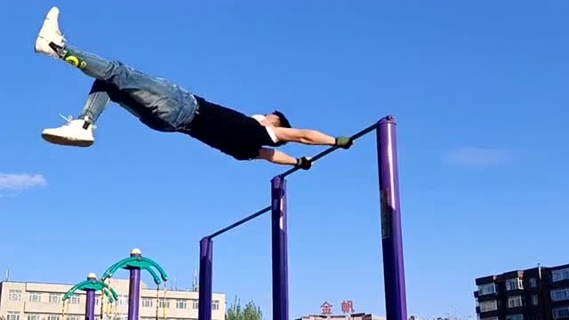 小哥哥单杠玩得太溜了,高难度动作让人大开眼界,不是教练就是特种兵!