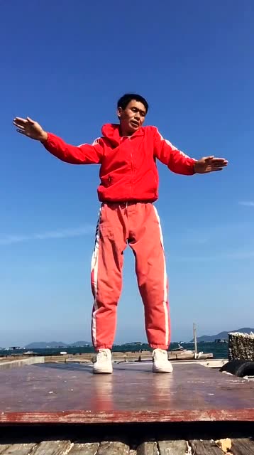 大叔这霹雳舞跳得,让我怀疑他年轻时是干什么的,太厉害了!