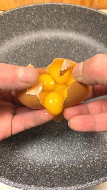 我也买到了网红鸡蛋一个蛋里面居然有这么多黄是怎么做到的