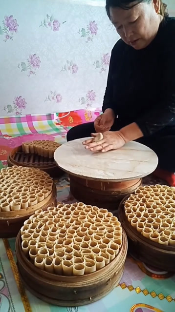 大姨搓莜面的手法很地道!