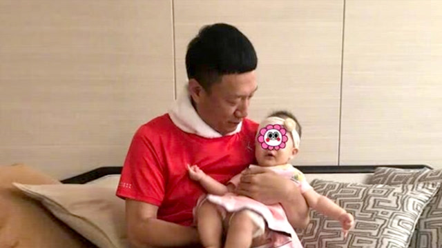 孙红雷被两岁半女儿"折磨" 在线提问网友求支招