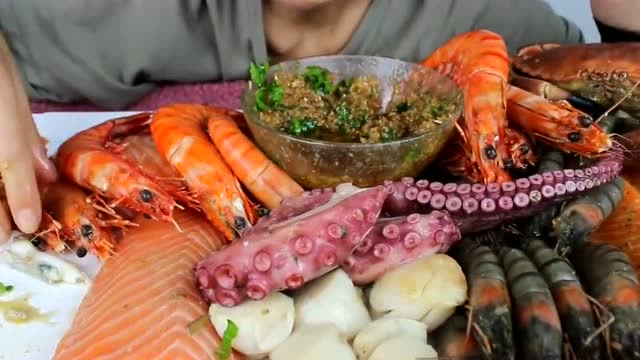 外国美女的海鲜大餐,八爪鱼大虾蘸酱吃,味道不错