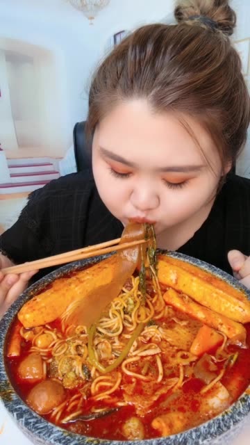 美女吃播秀:红油大油条!