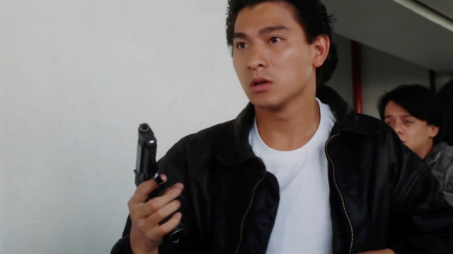 赌神:陈小刀尝试用手枪,这玩意后坐力太强,不太习惯!