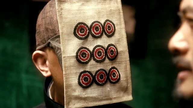 戴上面具,扮成麻匪