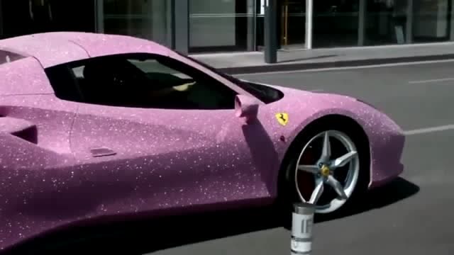 一台粉色的跑车,多么讨美少女的欢心,号称美女收割机的法拉利488!